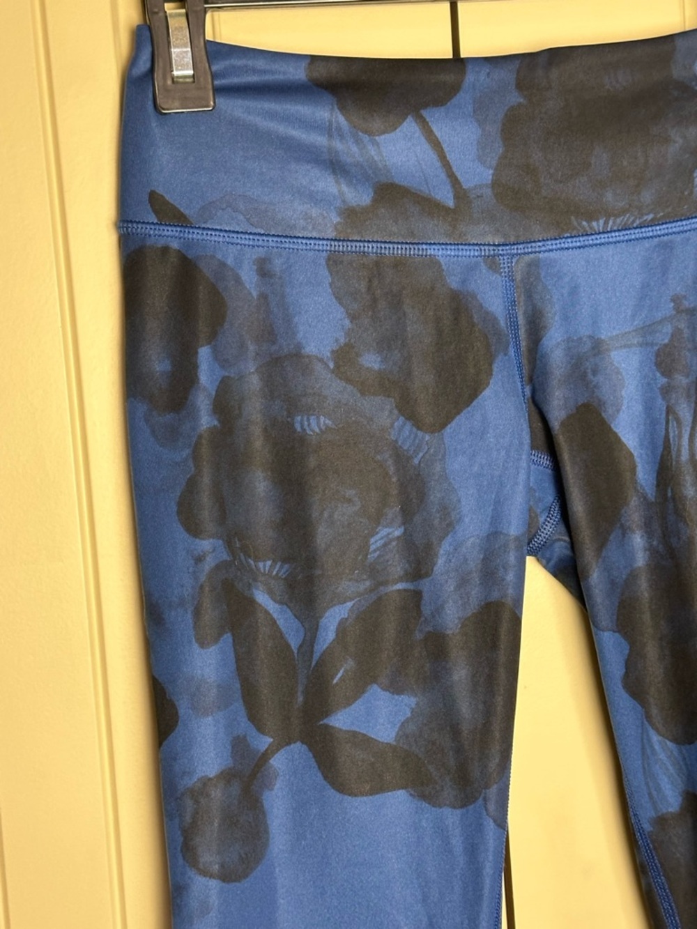 Lululemon Womens Size 4 Jumbo Inky Floral Black Inkwell Wonder Under Crop II - Picture 2 of 5